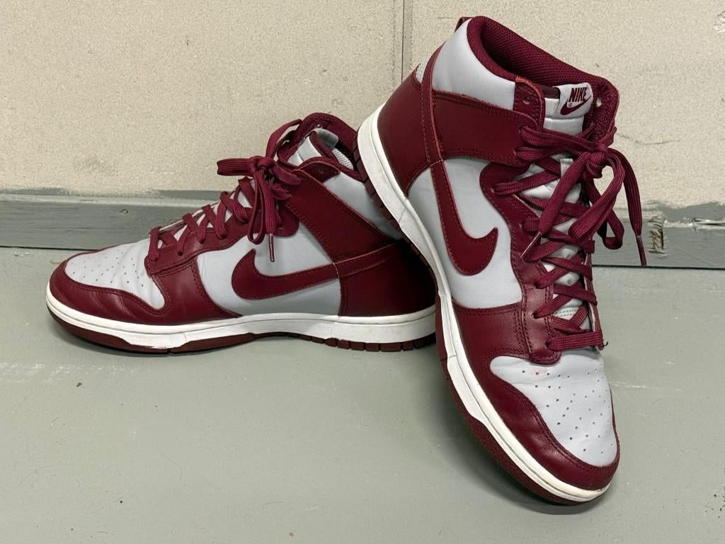 Nike Dunk High - Dark Beetroot maat 44, Kleding | Heren, Schoenen, Overige kleuren, Verzenden, Nike, Sneakers of Gympen