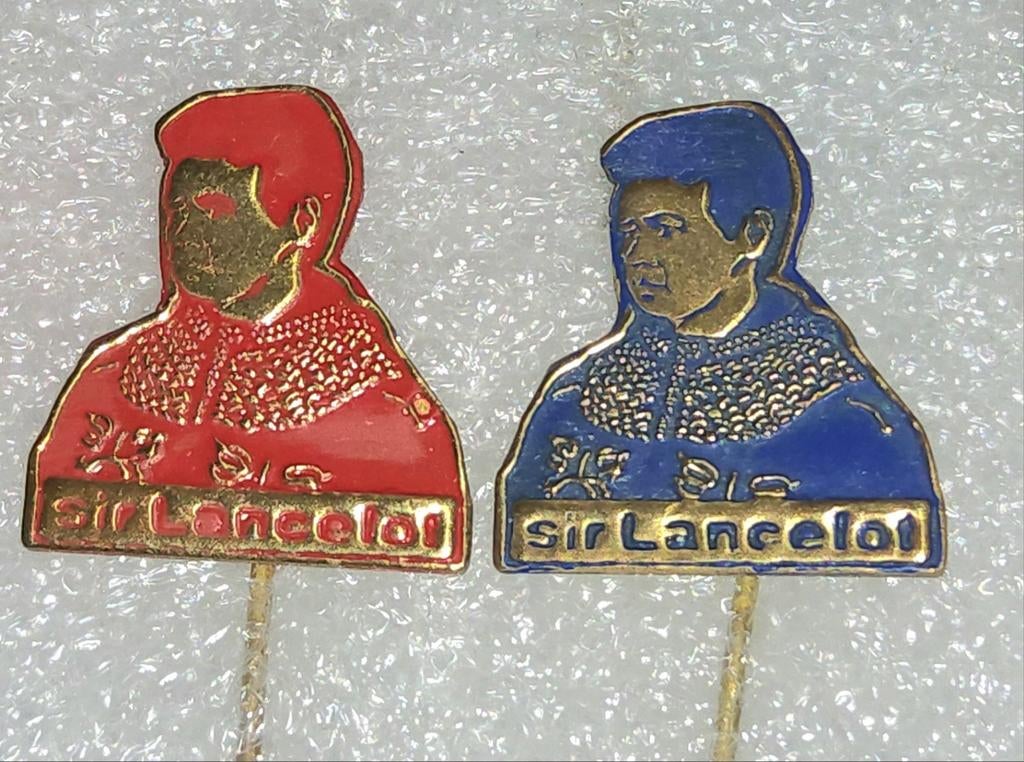 2 Vintage Speldjes Sir Lancelot - Rood en Blauw, Verzamelen, Speldjes, Pins en Buttons, Gebruikt, Speldje of Pin, Figuurtje, Ophalen of Verzenden