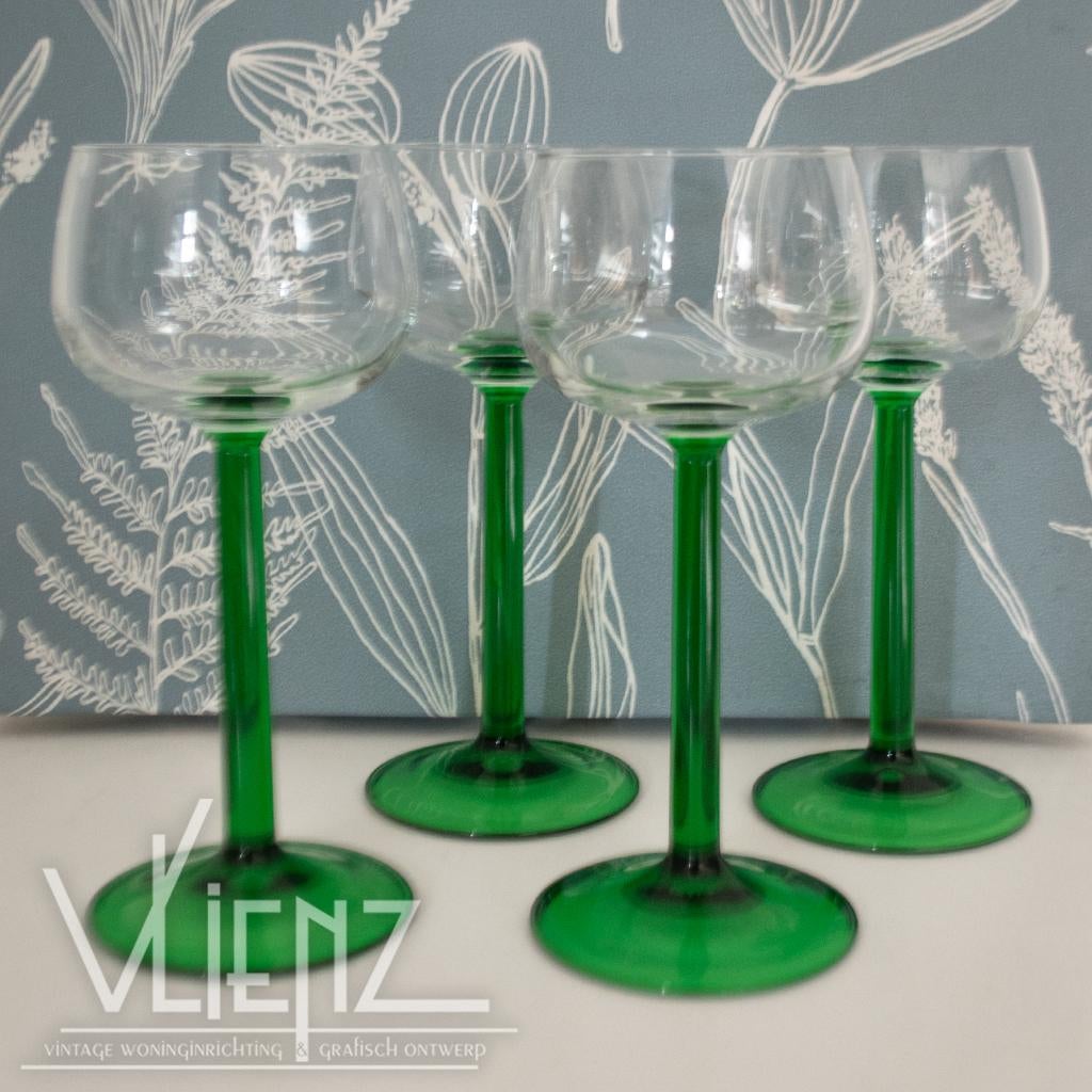 Vier vintage retro Franse wijnglazen groene hoge voet borrel, Gebruikt, -, -, Overige typen