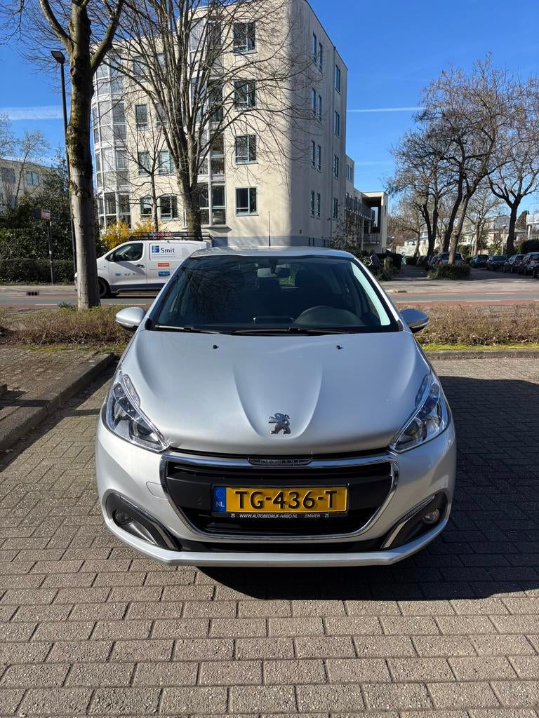 Peugeot 208 1.2 VTI 60KW/82PK 5-D 2018 Grijs, Auto's, Voorwielaandrijving, 31 €/maand, 1199 cc, 23 km/l