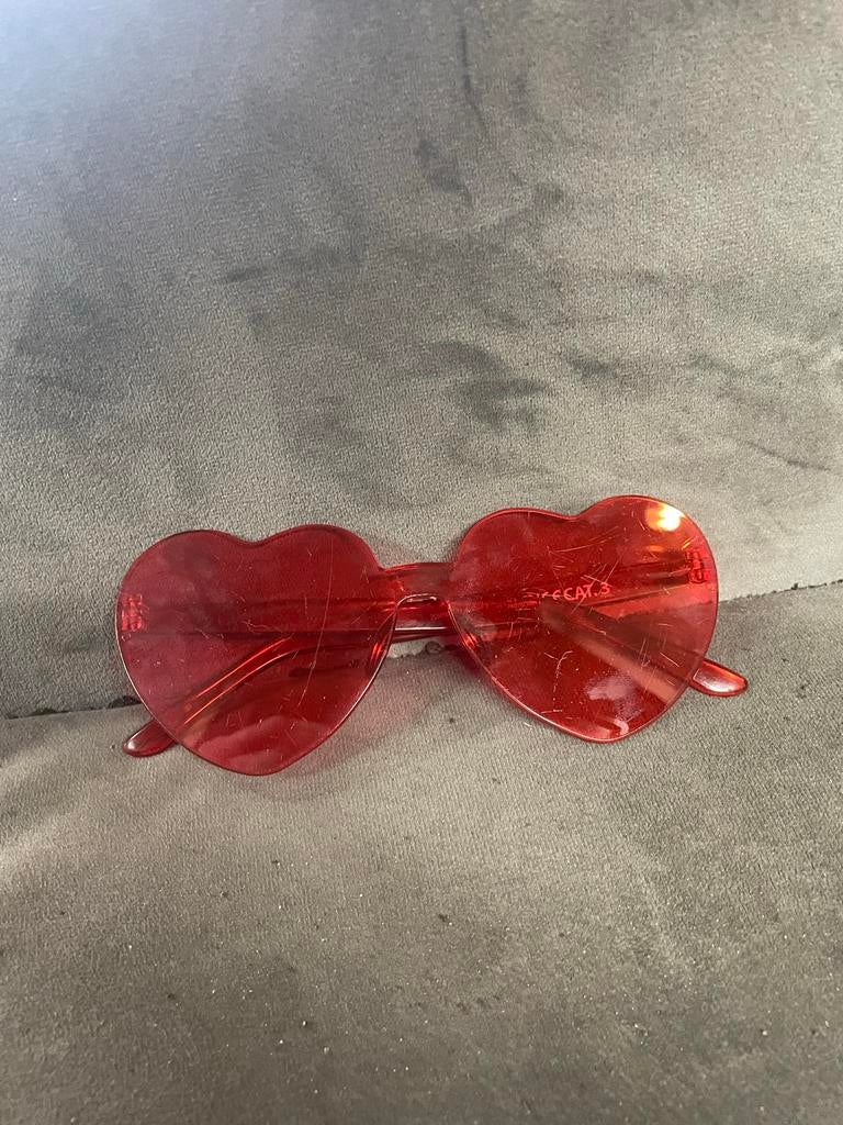 Rode hartjes zonnebril Milo concert Antwerpen, Overige merken, Gebruikt, Zonnebril, Verzenden