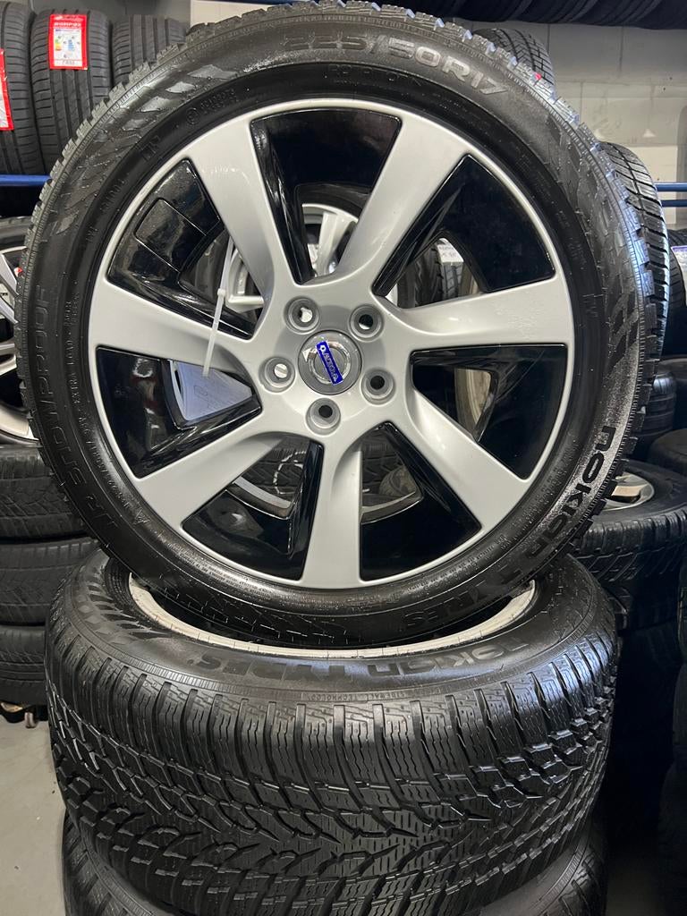 Originele Volvo velgen 17 inch met Nokian banden, Ophalen, Gebruikt, Banden en Velgen, 17 inch
