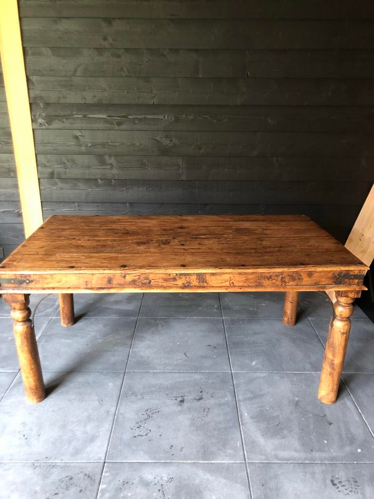 Koloniale eettafel met metalen details en twee stoelen, Huis en Inrichting, Tafels | Eettafels, Ophalen, Gebruikt, Koloniaals