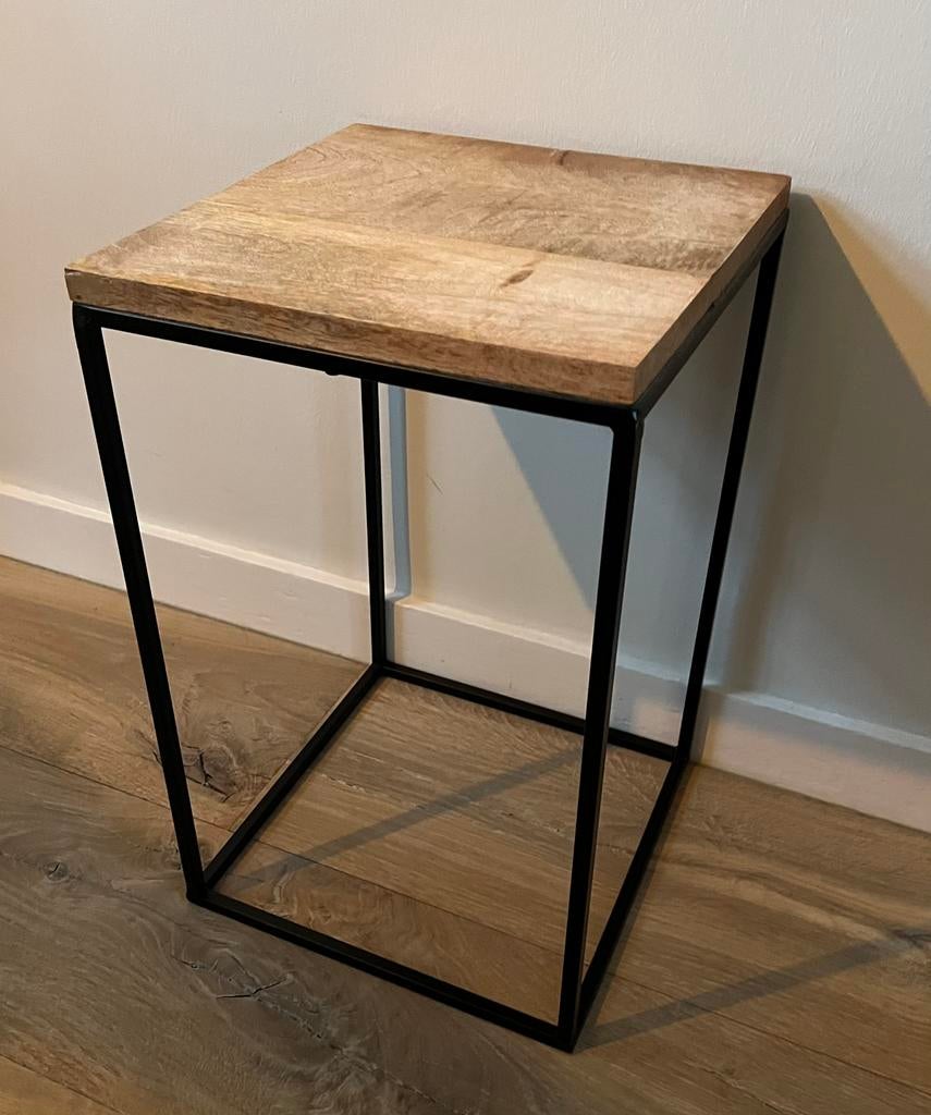 Mahonie houten plantentafeltje / bijzettafeltje, Ophalen, Zo goed als nieuw