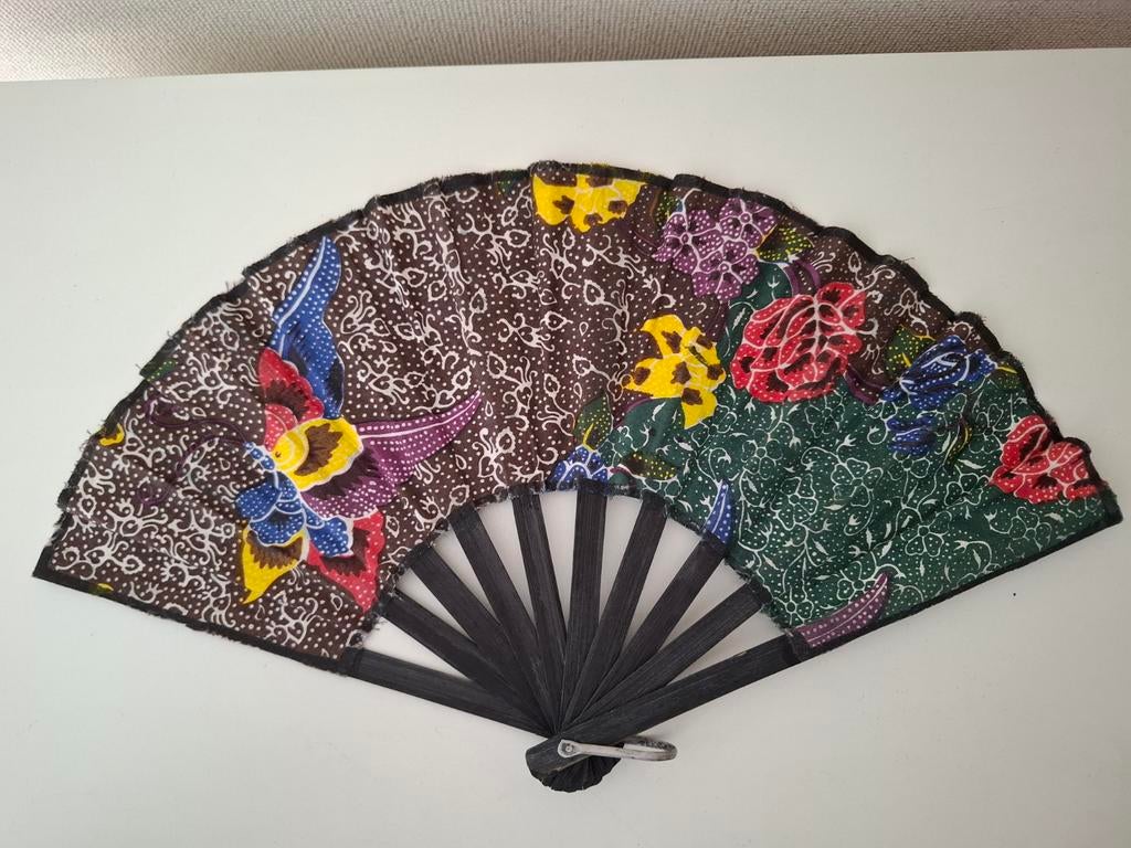Opvouwbare hand waaier. Batik stof en hout. Indonesisch., Antiek en Kunst, Ophalen of Verzenden