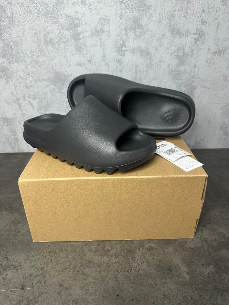 Adidas Yeezy Slide Onyx maat 42 | Nieuw met doos, Kleding | Heren, Schoenen, Ophalen of Verzenden, Nieuw, Zwart