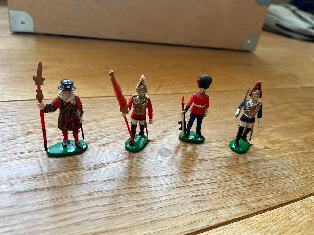 Engelse militairen en beefeater miniatuurfiguurtjes, Ophalen of Verzenden, Gebruikt