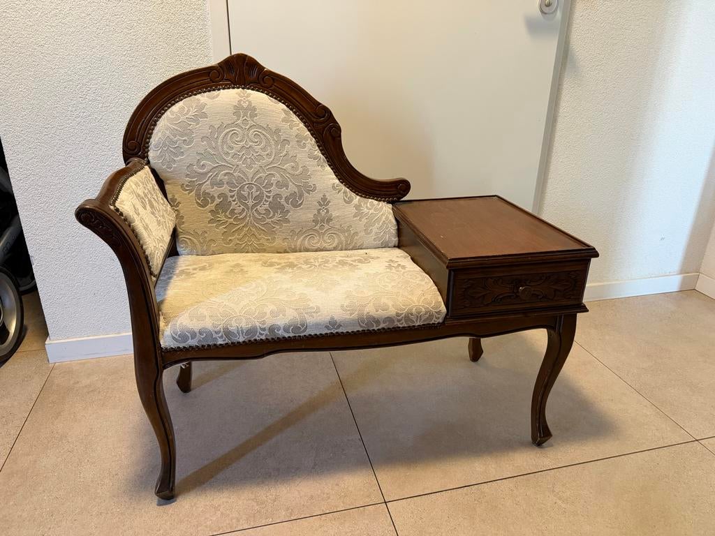 Telefoonbankje opnieuw gestoffeerd, Ophalen