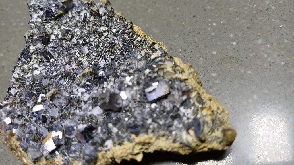 D50-04 Pyriet Madan Bulgarije #collectie #verzameling, Ophalen of Verzenden, Mineraal