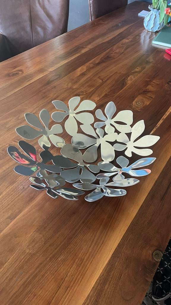 Metalen schaal van IKEA - Bloemendesign, Huis en Inrichting, Woonaccessoires | Schalen en Manden, Overige materialen, Gebruikt