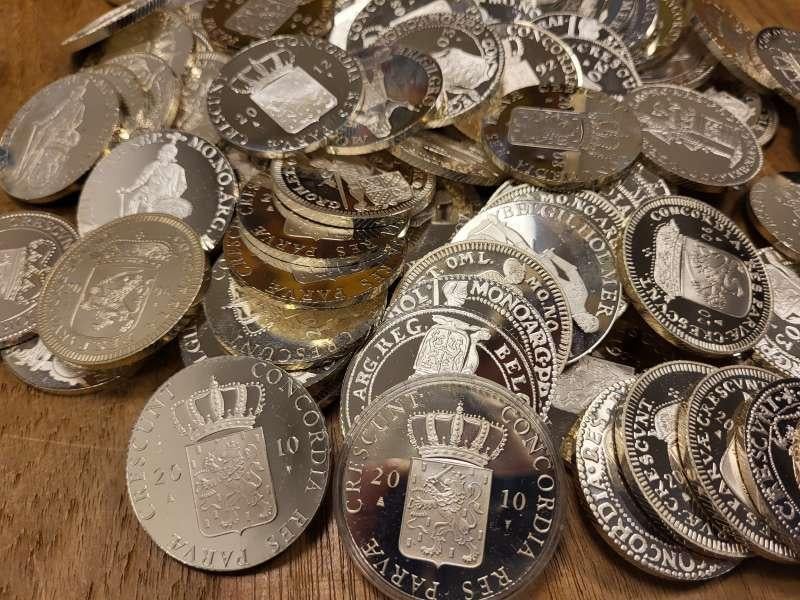 Ruim 500 gram netto zilveren dukaten, Postzegels en Munten, Edelmetalen en Baren, Ophalen of Verzenden, Zilver