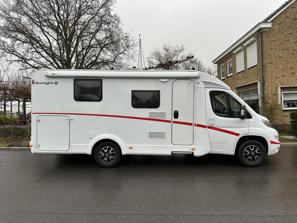 Sunlight V69 Queensbed aanbieding !!!, Sunlight, Ringverwarming, Airbags, Tot en met 2