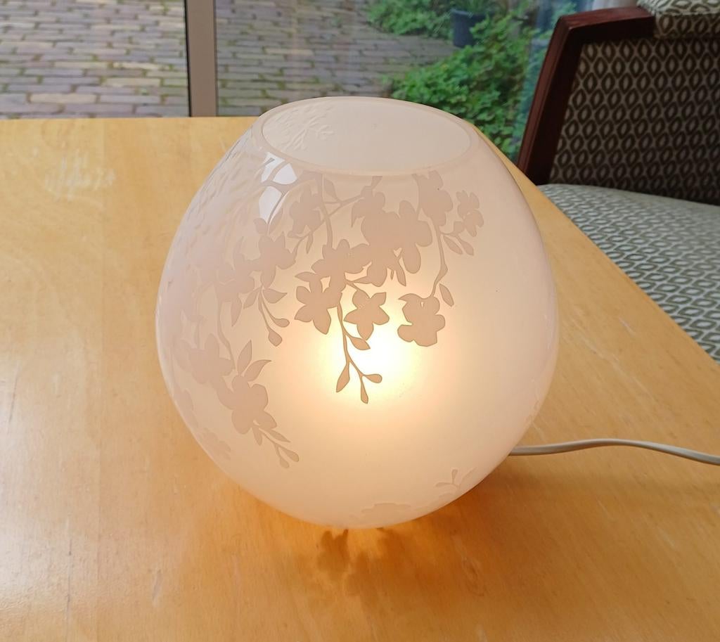 Lamp van melkglas, met bloemmotief, Huis en Inrichting, Lampen | Tafellampen, Ophalen of Verzenden, Minder dan 50 cm