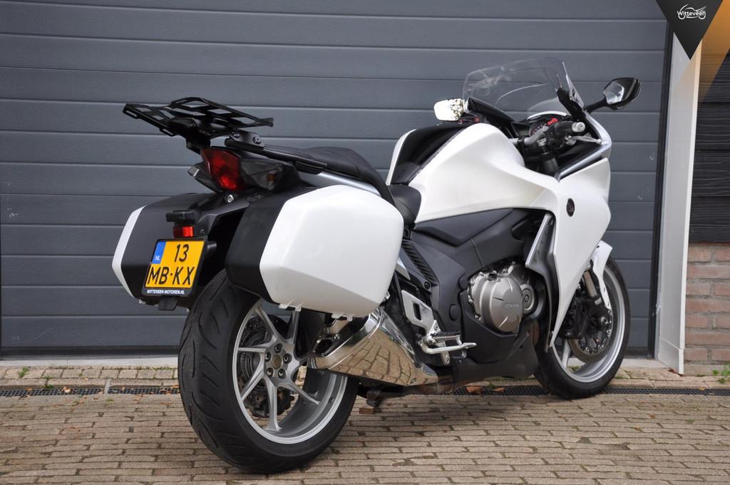 Honda VFR 1200 F ABS Zeer complete en nette motor! 180 PK - foto 3