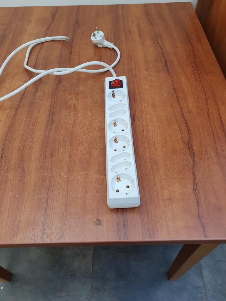 Stekkerdoos 8-voudig met schakelaar, snoer 130 cm, Ophalen of Verzenden, Gebruikt, Overige typen