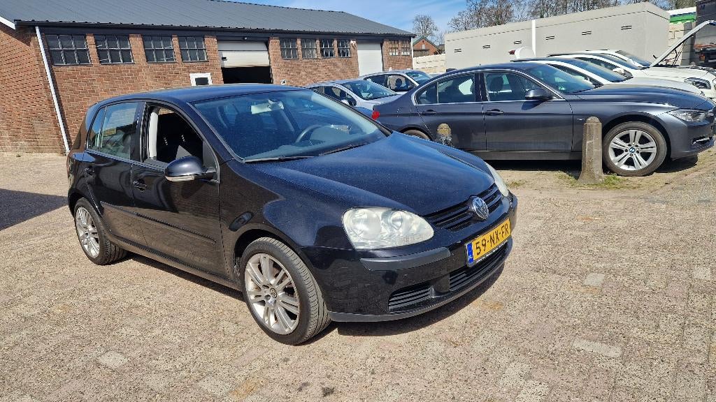 Volkswagen Golf 1.6 16V FSI 85KW 5D 2004 Zwart, Auto's, 4 cilinders, 620 kg, Zwart, Origineel Nederlands