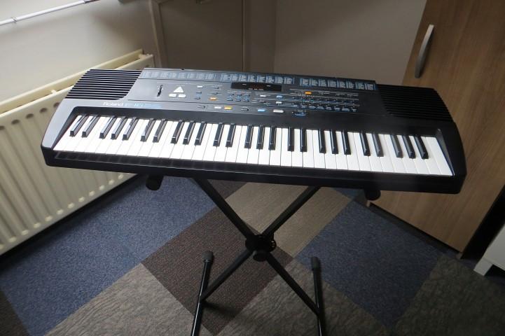 Roland E16 keyboard met standaard, Ophalen, 61 toetsen, Roland, Zo goed als nieuw