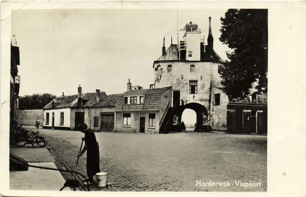 Harderwijk - Vispoort - vrouw fiets - 1950 gelopen, Ophalen of Verzenden, Voor 1920, Gelopen, Gelderland
