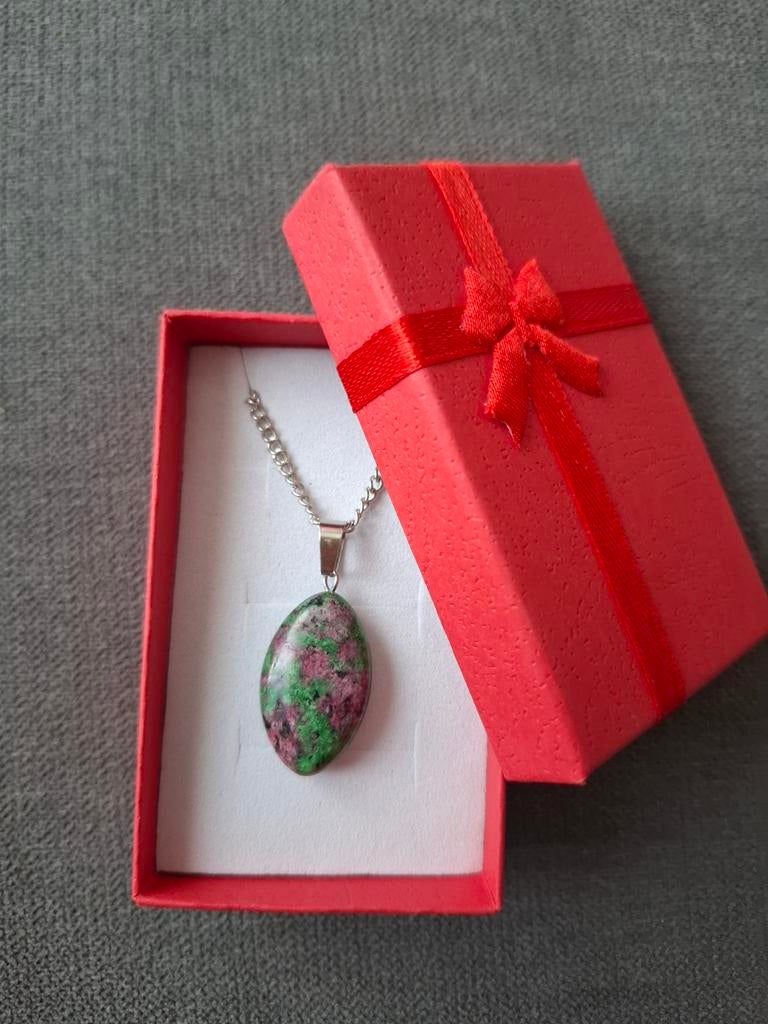 Ketting natuursteen hanger steen groen paars edelsteen, Met edelsteen, Nieuw, Ophalen of Verzenden, Steen of Mineraal