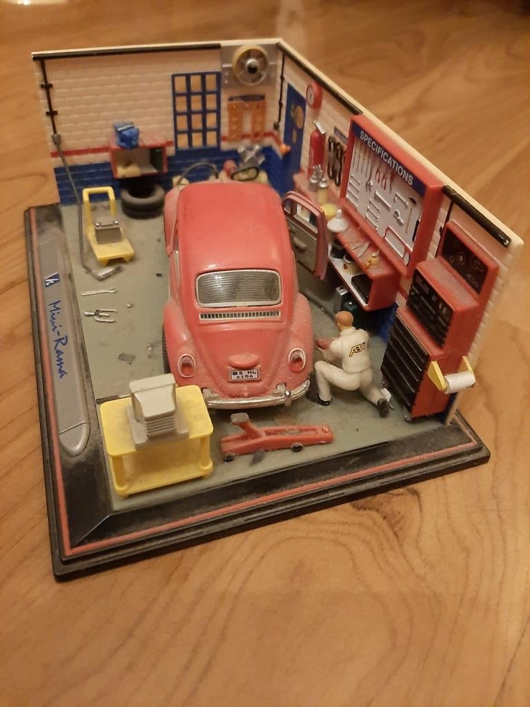 Mini-Rama garage met rode Kever, Hobby en Vrije tijd, Ophalen of Verzenden