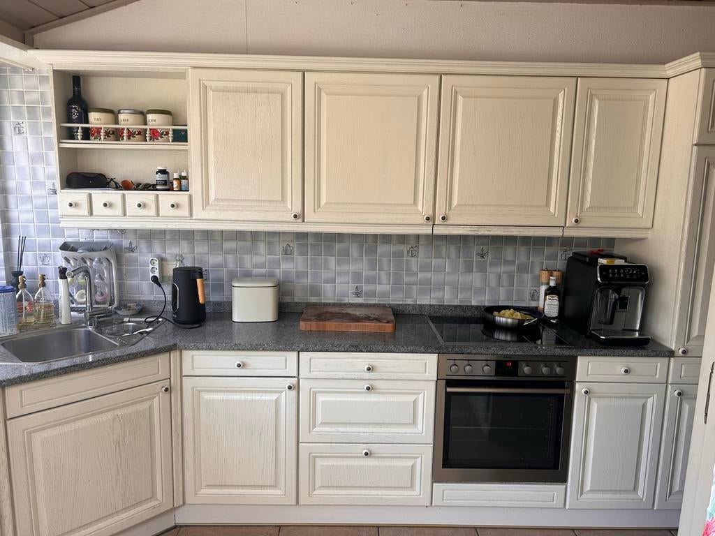 Keuken met natuursteen blad en inbouwapparatuur, Ophalen, Gebruikt, Hoekkeuken, Graniet of Steen