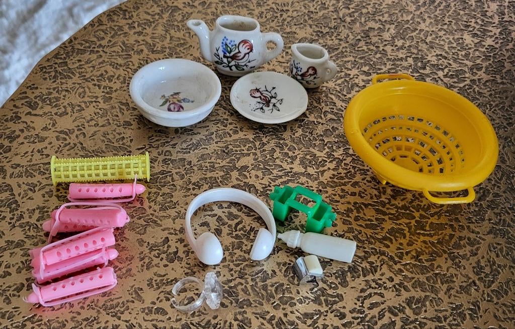 Diverse poppenaccessoires: servies, krulspelden, etc., Ophalen, Gebruikt, Meisje