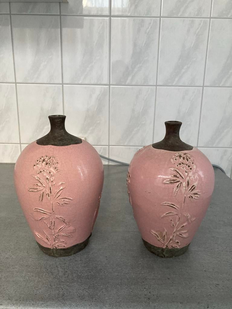 Twee oud roze vazen met bloemmotief, Antiek en Kunst, Ophalen of Verzenden
