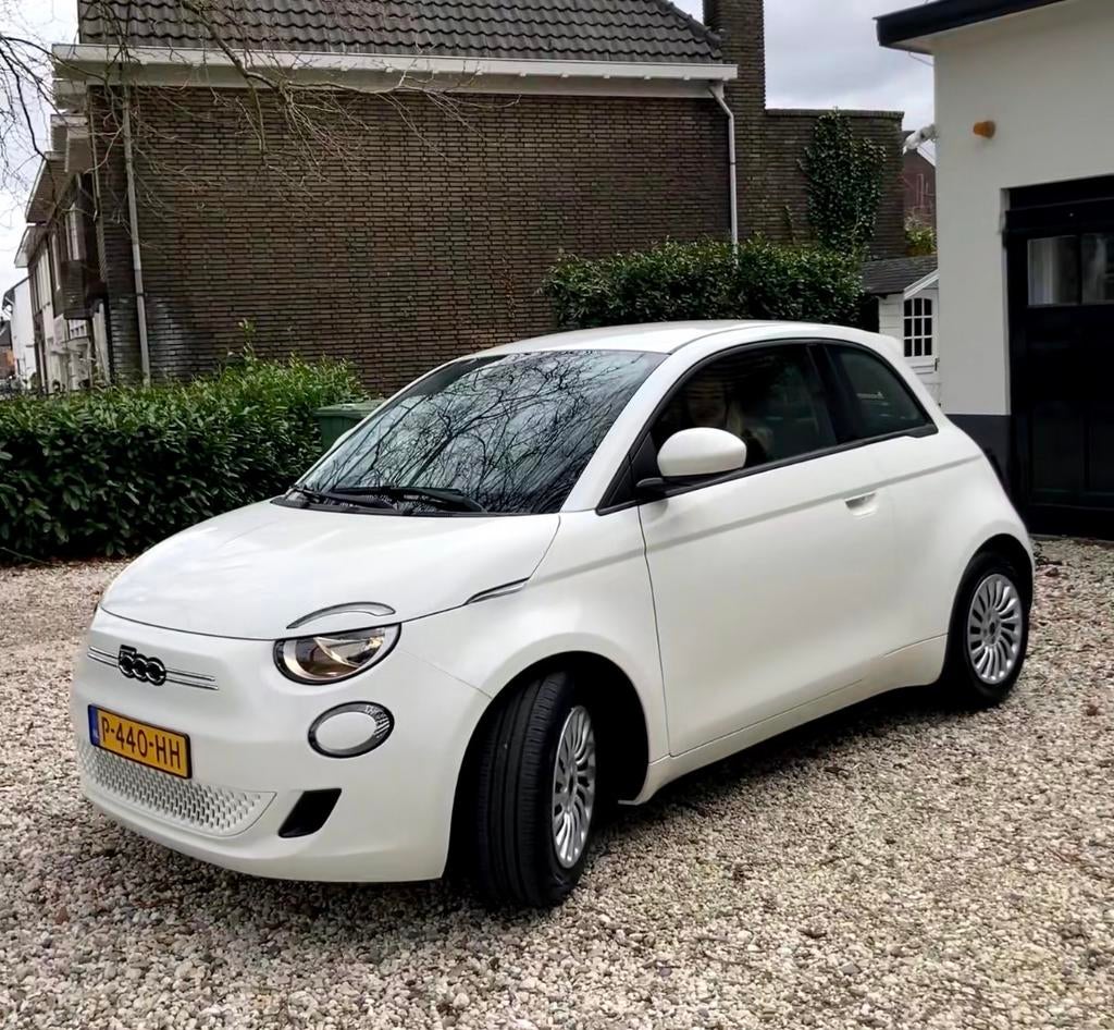 Fiat 500E electric slechts 17.000km, Auto's, Zwart, 43 €/maand, Wit, Origineel Nederlands