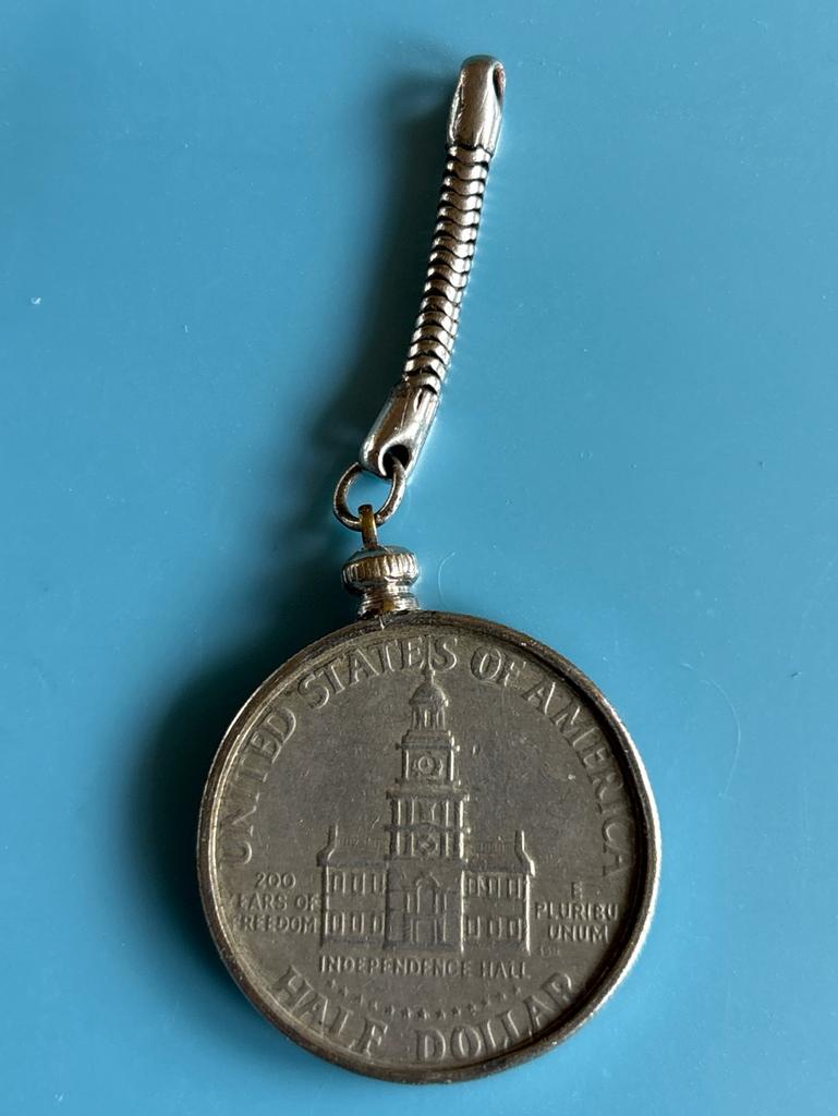 Vintage Kennedy Half Dollar 1776-1976 - Bicentennial Hanger, Ophalen of Verzenden, Overige materialen, Buitenland