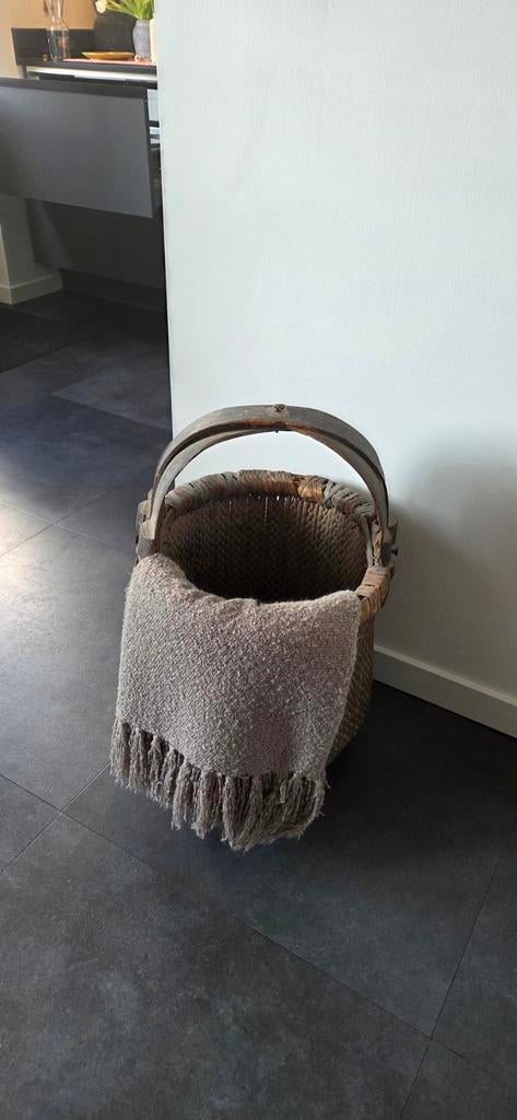 Antieke rieten mand met houten hengsel, Ophalen