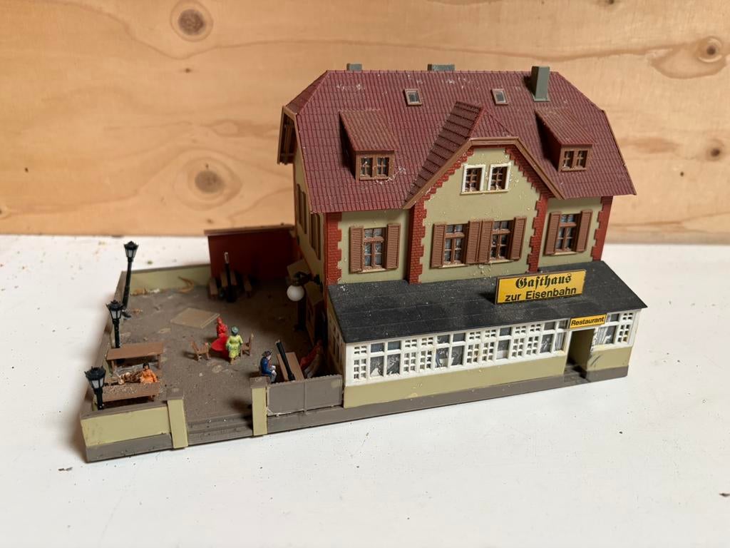 Biergarten / hotel / restaurant voor modelspoor H0, Ophalen of Verzenden, Zo goed als nieuw, Gelijkstroom of Wisselstroom, Overige merken