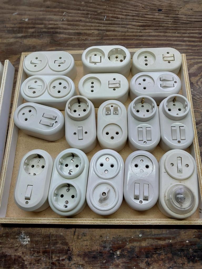 Bakeliet schakelaar met stopcontact wit crème, Ophalen of Verzenden