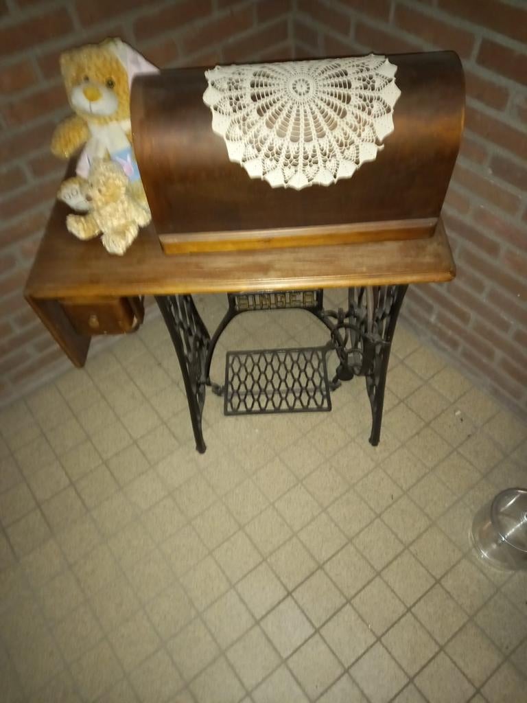 Antieke Singer trapnaaimachine, Ophalen