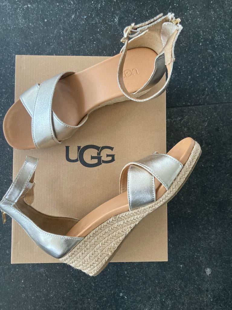 Plateau sandalen van UGG, Ophalen, Zo goed als nieuw, Meisje, Overige typen