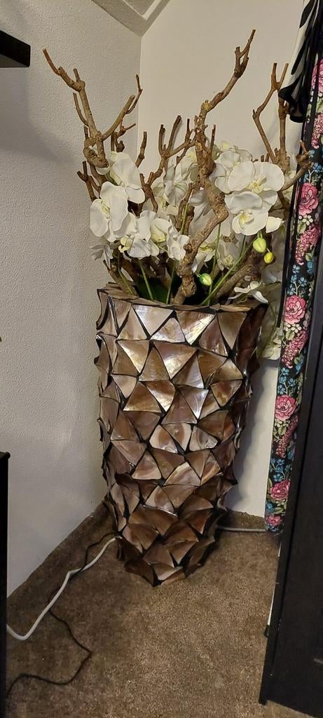 Schelpenpot met kunstbloemen, Ophalen