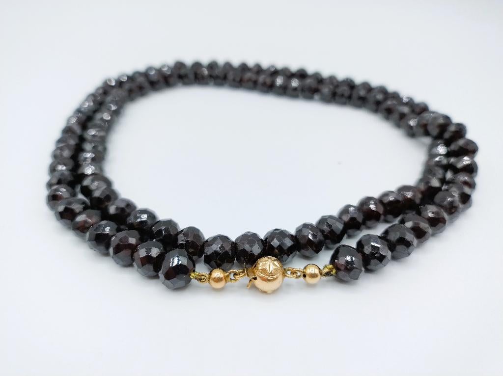 Granaten ketting met gouden bolslot, 72 cm, Verzenden, Goud, Ketting, Met edelsteen