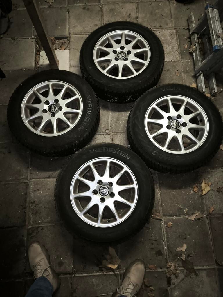 Volvo Velgen met Winterbanden 195 65 R15, Auto-onderdelen, Banden en Velgen, Ophalen, Gebruikt, Velg(en), 16 inch