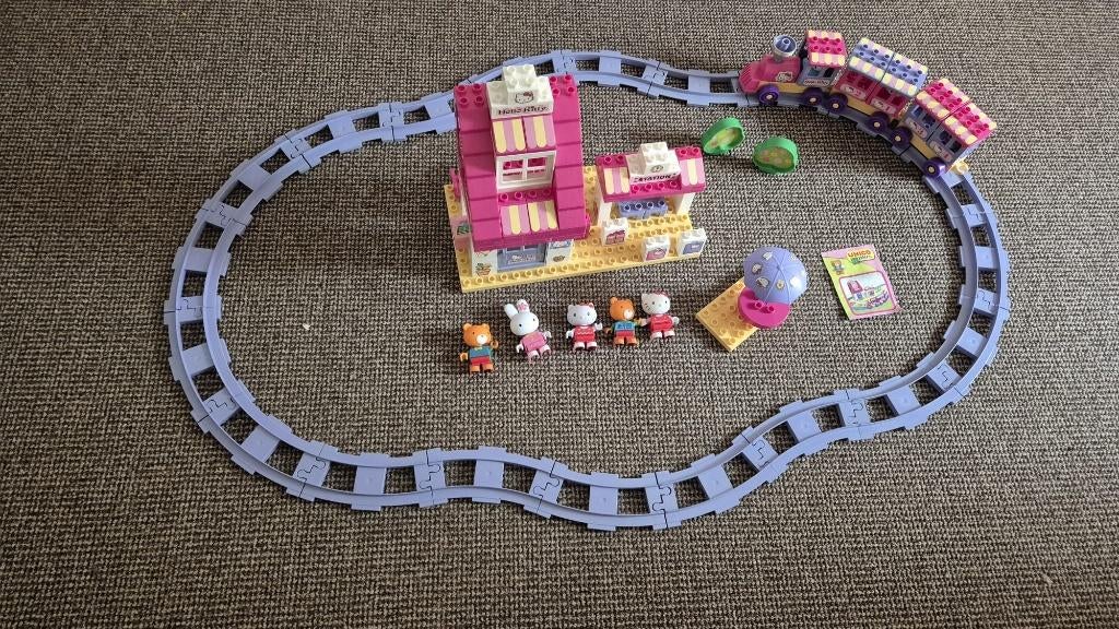 grote hello kitty treinbaan met perron met veel poppetjes, Ophalen of Verzenden, Gebruikt