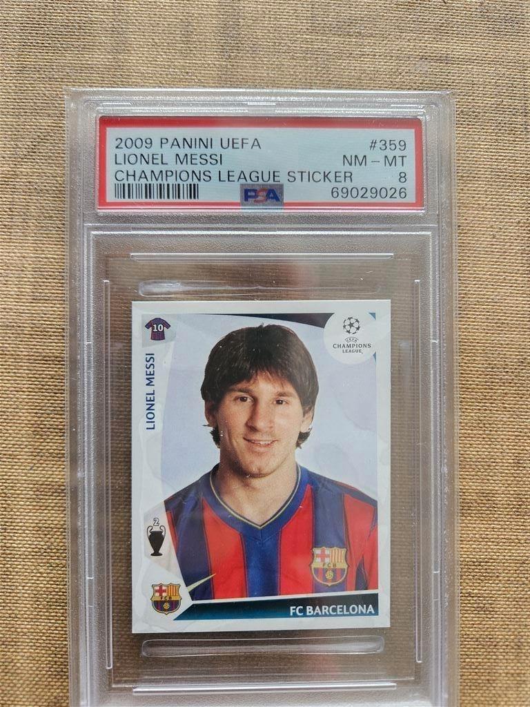 PSA 8 NM-MT Lionel Messi #359 2009 UEFA Champions League, Ophalen of Verzenden, Zo goed als nieuw, Buitenlandse clubs, Poster, Plaatje of Sticker