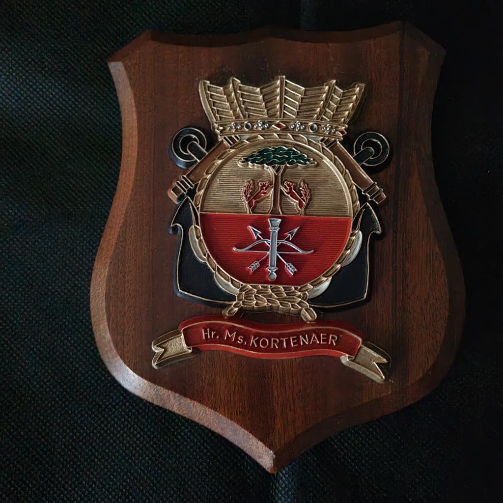 Wapenschildje Hr. Ms. Kortenaer, Verzamelen, Verzenden, Marine, Nederland, Embleem of Badge