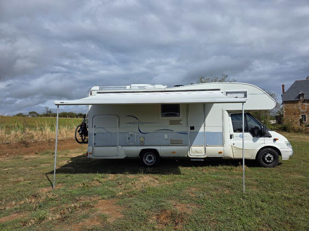 Goed onderhouden camper met mooie opties, Caravans en Kamperen, Campers, Airbags, Ford, Vloeistofverwarming, Treinzit