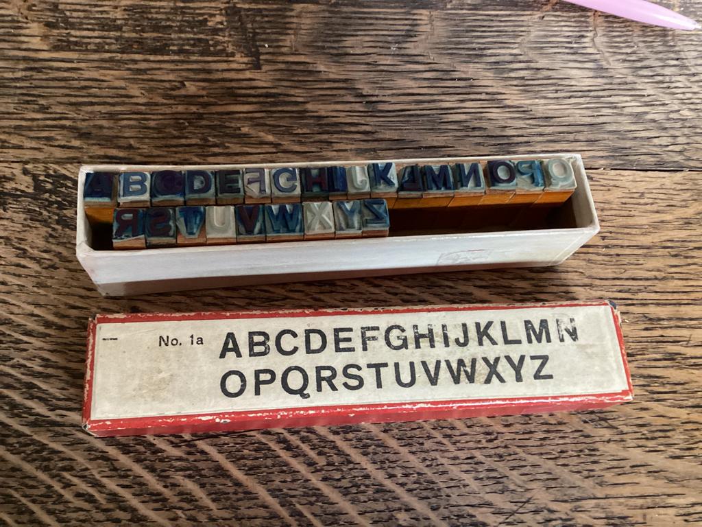 stempels Oud ABC compleet in doosje, Hobby en Vrije tijd, Stempelen, Ophalen of Verzenden, Gebruikt, Houten stempel