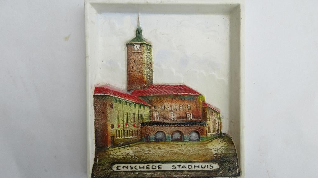 Hobra reliëf tegel Enschede Stadhuis, Antiek en Kunst, Antiek | Wandborden en Tegels, Ophalen of Verzenden