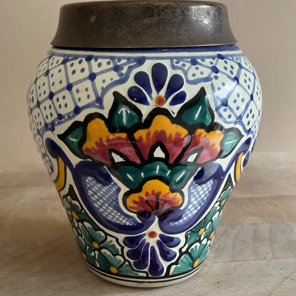 Mexicaanse Talavera vaas met metalen rand handbeschilderd, Antiek en Kunst, Kunst | Niet-Westerse kunst, Verzenden