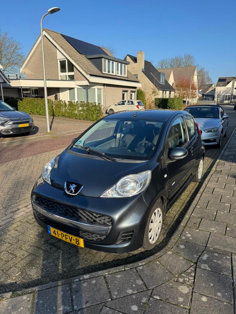 Peugeot 107 1.0 Millesim 200 grijs bouwjaar 2011, Voorwielaandrijving, 4 stoelen, 68 pk, Origineel Nederlands