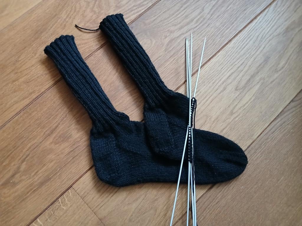 Handgebreide sokken van sokkenwol met merinowol. Maat 38/40, Sokken en Kniesokken, Eigen gebreide sokken, Verzenden, Zwart