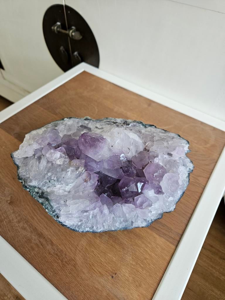 Edelsteen: Amethist Geode ruwe buitenkant 3kg, Ophalen of Verzenden