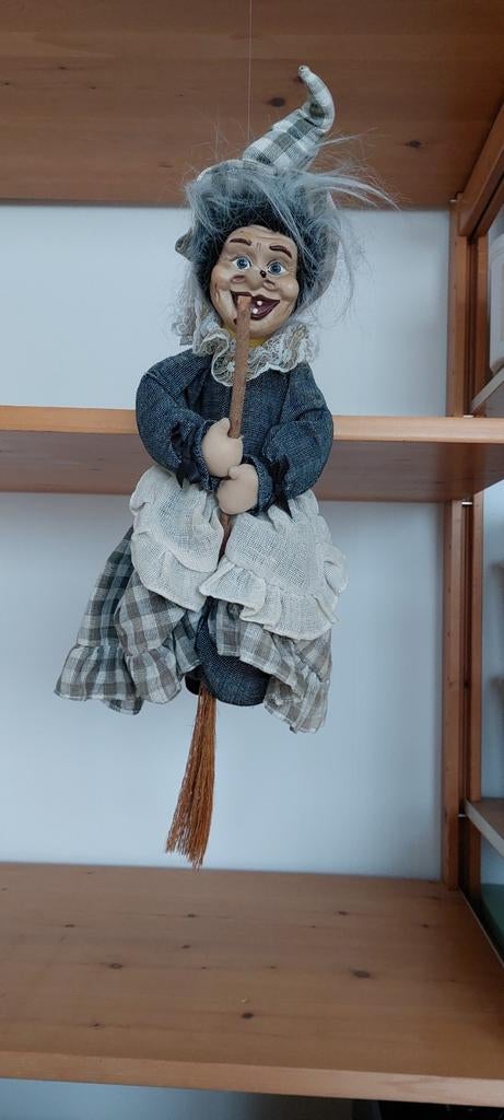 Heks pop 60 cm - Decoratie, Verzamelen, Poppen, Ophalen of Verzenden, Zo goed als nieuw, Pop