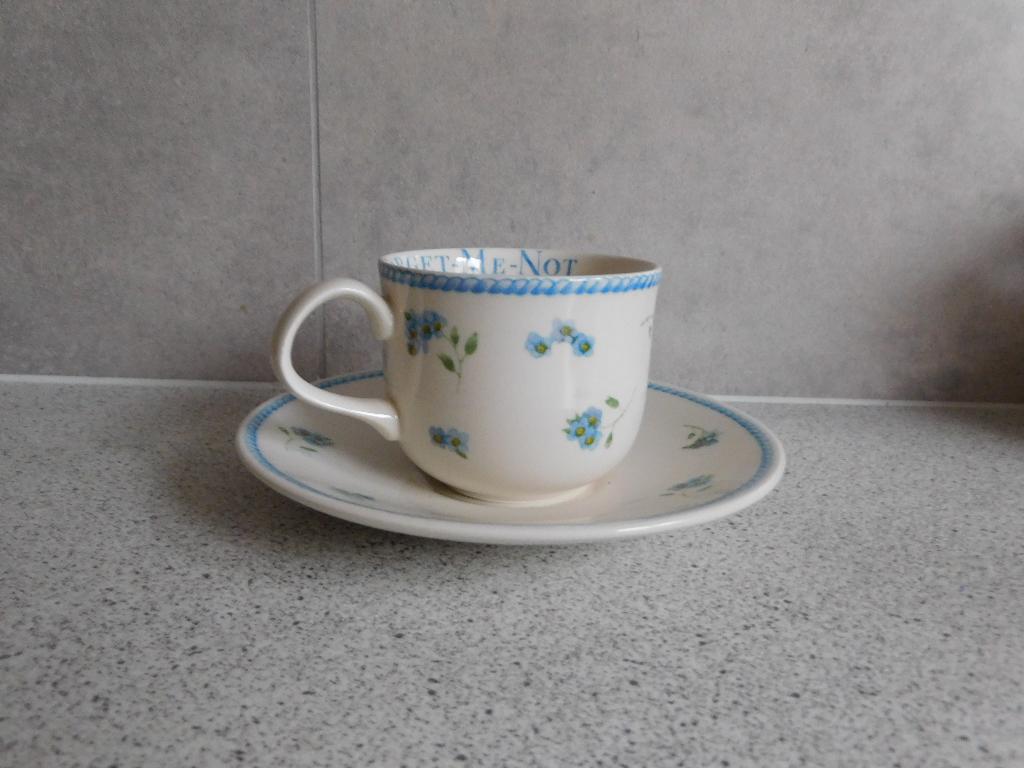 Koffiekop en schotel Forget me Not Libelle Marjolein Bastin, Ophalen of Verzenden, Zo goed als nieuw, Overige stijlen, Kop(pen) en/of Schotel(s)