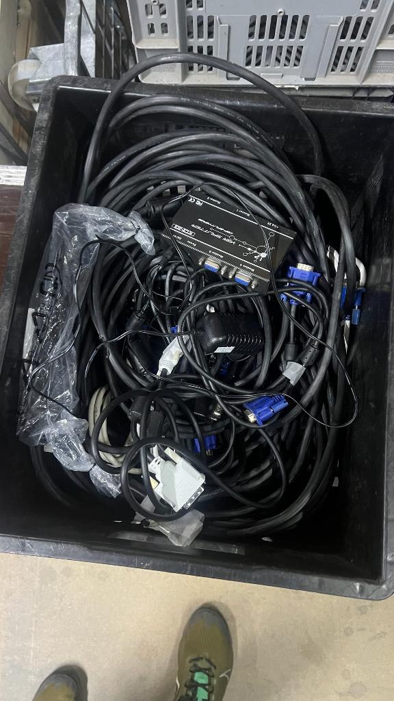 Krat met vga kabels ook lange kabels en VGA Splitter, Ophalen